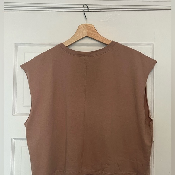 Basic Cropped Tank - Picture 2 of 2